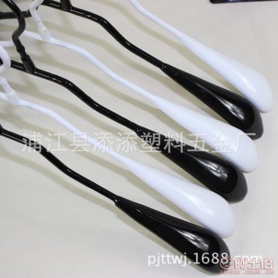 【天天廠家直銷韓版成人防滑勺子型浸塑衣架服裝店無痕衣掛晾衣架批發(fā)】浦江縣添添塑料五金廠 - 產品庫