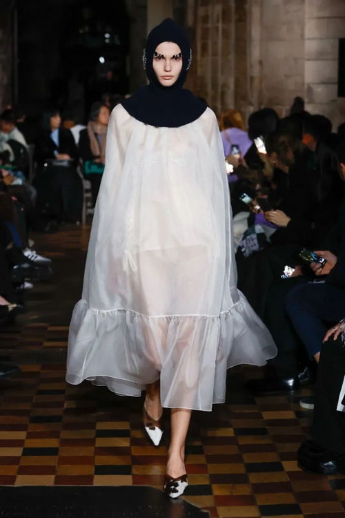 關(guān)于死亡主題的服裝設(shè)計也可以如此浪漫恐怕只有simone rocha了 simone rocha 2024秋冬系列